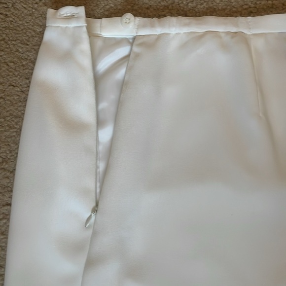 Karen Scott  Ruffled Bottom White Skirt. - Picture 6 of 7